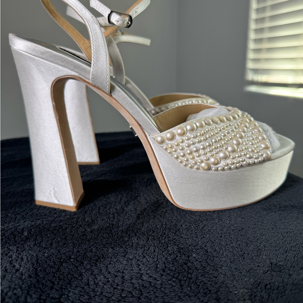 Badgley Mischka Women’s Bryleigh Heels - Minor Flaws on some of the pearls - Picture 9 of 15